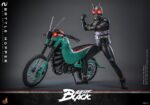 BATTLE HOPPER KAMEN RIDER BLACK HOT TOYS 1/6. En la clásica serie Kamen Rider Black de 1987, Battle Hopper es más que una simple motocicleta: es un fiel compañero de Kotaro Minami. Creada por Gorgom para los Reyes del Siglo, esta Rider Machine con temática de saltamontes ayuda a Kotaro en su dramática huida del culto y lo apoya en innumerables batallas. Battle Hopper posee la capacidad de autocurarse cuando recibe daño y puede enderezarse si es derribado. Con estas notables habilidades, se destacó como un fiel compañero de Kotaro. Durante el enfrentamiento, Battle Hopper sufrió graves daños, lo que le valió una despedida heroica y consolidó su lugar como una verdadera leyenda. Hot Toys se complace en presentar el vehículo coleccionable Battle Hopper a sexta escala, un fiel y detallado homenaje a esta icónica Rider Machine. Con aproximadamente 36 cm de largo, 14 cm de ancho y 21 cm de alto, el modelo exhibe características mecánicas auténticas, desde el motor, el chasis y el escape hasta las patas laterales. Battle Hopper está finamente pintado en brillantes combinaciones de colores verde, rojo y blanco. El exterior, inspirado en un saltamontes, incluye largas antenas, patas de saltamontes y faros con luz roja LED que imita los ojos. Características como la suspensión trasera de resortes y las ruedas giratorias con neumáticos resistentes al polvo demuestran una artesanía experta. 