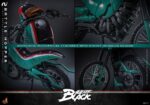 BATTLE HOPPER KAMEN RIDER BLACK HOT TOYS 1/6. En la clásica serie Kamen Rider Black de 1987, Battle Hopper es más que una simple motocicleta: es un fiel compañero de Kotaro Minami. Creada por Gorgom para los Reyes del Siglo, esta Rider Machine con temática de saltamontes ayuda a Kotaro en su dramática huida del culto y lo apoya en innumerables batallas. Battle Hopper posee la capacidad de autocurarse cuando recibe daño y puede enderezarse si es derribado. Con estas notables habilidades, se destacó como un fiel compañero de Kotaro. Durante el enfrentamiento, Battle Hopper sufrió graves daños, lo que le valió una despedida heroica y consolidó su lugar como una verdadera leyenda. Hot Toys se complace en presentar el vehículo coleccionable Battle Hopper a sexta escala, un fiel y detallado homenaje a esta icónica Rider Machine. Con aproximadamente 36 cm de largo, 14 cm de ancho y 21 cm de alto, el modelo exhibe características mecánicas auténticas, desde el motor, el chasis y el escape hasta las patas laterales. Battle Hopper está finamente pintado en brillantes combinaciones de colores verde, rojo y blanco. El exterior, inspirado en un saltamontes, incluye largas antenas, patas de saltamontes y faros con luz roja LED que imita los ojos. Características como la suspensión trasera de resortes y las ruedas giratorias con neumáticos resistentes al polvo demuestran una artesanía experta. 