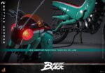 BATTLE HOPPER KAMEN RIDER BLACK HOT TOYS 1/6. En la clásica serie Kamen Rider Black de 1987, Battle Hopper es más que una simple motocicleta: es un fiel compañero de Kotaro Minami. Creada por Gorgom para los Reyes del Siglo, esta Rider Machine con temática de saltamontes ayuda a Kotaro en su dramática huida del culto y lo apoya en innumerables batallas. Battle Hopper posee la capacidad de autocurarse cuando recibe daño y puede enderezarse si es derribado. Con estas notables habilidades, se destacó como un fiel compañero de Kotaro. Durante el enfrentamiento, Battle Hopper sufrió graves daños, lo que le valió una despedida heroica y consolidó su lugar como una verdadera leyenda. Hot Toys se complace en presentar el vehículo coleccionable Battle Hopper a sexta escala, un fiel y detallado homenaje a esta icónica Rider Machine. Con aproximadamente 36 cm de largo, 14 cm de ancho y 21 cm de alto, el modelo exhibe características mecánicas auténticas, desde el motor, el chasis y el escape hasta las patas laterales. Battle Hopper está finamente pintado en brillantes combinaciones de colores verde, rojo y blanco. El exterior, inspirado en un saltamontes, incluye largas antenas, patas de saltamontes y faros con luz roja LED que imita los ojos. Características como la suspensión trasera de resortes y las ruedas giratorias con neumáticos resistentes al polvo demuestran una artesanía experta. 