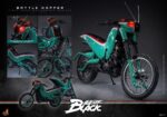 BATTLE HOPPER KAMEN RIDER BLACK HOT TOYS 1/6. En la clásica serie Kamen Rider Black de 1987, Battle Hopper es más que una simple motocicleta: es un fiel compañero de Kotaro Minami. Creada por Gorgom para los Reyes del Siglo, esta Rider Machine con temática de saltamontes ayuda a Kotaro en su dramática huida del culto y lo apoya en innumerables batallas. Battle Hopper posee la capacidad de autocurarse cuando recibe daño y puede enderezarse si es derribado. Con estas notables habilidades, se destacó como un fiel compañero de Kotaro. Durante el enfrentamiento, Battle Hopper sufrió graves daños, lo que le valió una despedida heroica y consolidó su lugar como una verdadera leyenda. Hot Toys se complace en presentar el vehículo coleccionable Battle Hopper a sexta escala, un fiel y detallado homenaje a esta icónica Rider Machine. Con aproximadamente 36 cm de largo, 14 cm de ancho y 21 cm de alto, el modelo exhibe características mecánicas auténticas, desde el motor, el chasis y el escape hasta las patas laterales. Battle Hopper está finamente pintado en brillantes combinaciones de colores verde, rojo y blanco. El exterior, inspirado en un saltamontes, incluye largas antenas, patas de saltamontes y faros con luz roja LED que imita los ojos. Características como la suspensión trasera de resortes y las ruedas giratorias con neumáticos resistentes al polvo demuestran una artesanía experta. 