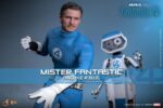 MISTER FANTASTIC & H.E.R.B.I.E. THE FANTASTIC FOUR: FIRST STEPS HOT TOYS 1/6. "Los Cuatro Fantásticos: Primeros Pasos" de Marvel Studios está a la vuelta de la esquina. Esta elegante película retrofuturista de los años 60 no solo presenta emocionantes aventuras de superhéroes, sino que también revela los profundos lazos familiares del equipo al unirse para enfrentar amenazas cósmicas. HERBIE, el fiel compañero robótico, fue diseñado por Reed Richards, también conocido como Mister Fantástico. No solo es un asistente doméstico que brinda apoyo al equipo; también desempeña un papel vital en la familia. HERBIE aporta una entusiasta (a veces exagerada) positividad al grupo. Hoy, Hot Toys se complace en presentar el set coleccionable a escala 1/6 de Mister Fantastic y HERBIE. Este set incluye una figura coleccionable a escala 1/6 de Mister Fantastic y una de HERBIE. La figura coleccionable de Mister Fantastic ofrece cuatro modos de exhibición: un cuerpo totalmente articulado y un cuerpo esculpido con su poder de estiramiento, lo que permite a los coleccionistas intercambiarlas y exhibir sus habilidades únicas de diferentes maneras.