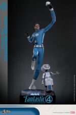 MISTER FANTASTIC & H.E.R.B.I.E. THE FANTASTIC FOUR: FIRST STEPS HOT TOYS 1/6. "Los Cuatro Fantásticos: Primeros Pasos" de Marvel Studios está a la vuelta de la esquina. Esta elegante película retrofuturista de los años 60 no solo presenta emocionantes aventuras de superhéroes, sino que también revela los profundos lazos familiares del equipo al unirse para enfrentar amenazas cósmicas. HERBIE, el fiel compañero robótico, fue diseñado por Reed Richards, también conocido como Mister Fantástico. No solo es un asistente doméstico que brinda apoyo al equipo; también desempeña un papel vital en la familia. HERBIE aporta una entusiasta (a veces exagerada) positividad al grupo. Hoy, Hot Toys se complace en presentar el set coleccionable a escala 1/6 de Mister Fantastic y HERBIE. Este set incluye una figura coleccionable a escala 1/6 de Mister Fantastic y una de HERBIE. La figura coleccionable de Mister Fantastic ofrece cuatro modos de exhibición: un cuerpo totalmente articulado y un cuerpo esculpido con su poder de estiramiento, lo que permite a los coleccionistas intercambiarlas y exhibir sus habilidades únicas de diferentes maneras.