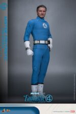 MISTER FANTASTIC & H.E.R.B.I.E. THE FANTASTIC FOUR: FIRST STEPS HOT TOYS 1/6. "Los Cuatro Fantásticos: Primeros Pasos" de Marvel Studios está a la vuelta de la esquina. Esta elegante película retrofuturista de los años 60 no solo presenta emocionantes aventuras de superhéroes, sino que también revela los profundos lazos familiares del equipo al unirse para enfrentar amenazas cósmicas. HERBIE, el fiel compañero robótico, fue diseñado por Reed Richards, también conocido como Mister Fantástico. No solo es un asistente doméstico que brinda apoyo al equipo; también desempeña un papel vital en la familia. HERBIE aporta una entusiasta (a veces exagerada) positividad al grupo. Hoy, Hot Toys se complace en presentar el set coleccionable a escala 1/6 de Mister Fantastic y HERBIE. Este set incluye una figura coleccionable a escala 1/6 de Mister Fantastic y una de HERBIE. La figura coleccionable de Mister Fantastic ofrece cuatro modos de exhibición: un cuerpo totalmente articulado y un cuerpo esculpido con su poder de estiramiento, lo que permite a los coleccionistas intercambiarlas y exhibir sus habilidades únicas de diferentes maneras.