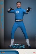 MISTER FANTASTIC & H.E.R.B.I.E. THE FANTASTIC FOUR: FIRST STEPS HOT TOYS 1/6. "Los Cuatro Fantásticos: Primeros Pasos" de Marvel Studios está a la vuelta de la esquina. Esta elegante película retrofuturista de los años 60 no solo presenta emocionantes aventuras de superhéroes, sino que también revela los profundos lazos familiares del equipo al unirse para enfrentar amenazas cósmicas. HERBIE, el fiel compañero robótico, fue diseñado por Reed Richards, también conocido como Mister Fantástico. No solo es un asistente doméstico que brinda apoyo al equipo; también desempeña un papel vital en la familia. HERBIE aporta una entusiasta (a veces exagerada) positividad al grupo. Hoy, Hot Toys se complace en presentar el set coleccionable a escala 1/6 de Mister Fantastic y HERBIE. Este set incluye una figura coleccionable a escala 1/6 de Mister Fantastic y una de HERBIE. La figura coleccionable de Mister Fantastic ofrece cuatro modos de exhibición: un cuerpo totalmente articulado y un cuerpo esculpido con su poder de estiramiento, lo que permite a los coleccionistas intercambiarlas y exhibir sus habilidades únicas de diferentes maneras.