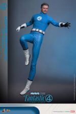 MISTER FANTASTIC & H.E.R.B.I.E. THE FANTASTIC FOUR: FIRST STEPS HOT TOYS 1/6. "Los Cuatro Fantásticos: Primeros Pasos" de Marvel Studios está a la vuelta de la esquina. Esta elegante película retrofuturista de los años 60 no solo presenta emocionantes aventuras de superhéroes, sino que también revela los profundos lazos familiares del equipo al unirse para enfrentar amenazas cósmicas. HERBIE, el fiel compañero robótico, fue diseñado por Reed Richards, también conocido como Mister Fantástico. No solo es un asistente doméstico que brinda apoyo al equipo; también desempeña un papel vital en la familia. HERBIE aporta una entusiasta (a veces exagerada) positividad al grupo. Hoy, Hot Toys se complace en presentar el set coleccionable a escala 1/6 de Mister Fantastic y HERBIE. Este set incluye una figura coleccionable a escala 1/6 de Mister Fantastic y una de HERBIE. La figura coleccionable de Mister Fantastic ofrece cuatro modos de exhibición: un cuerpo totalmente articulado y un cuerpo esculpido con su poder de estiramiento, lo que permite a los coleccionistas intercambiarlas y exhibir sus habilidades únicas de diferentes maneras.