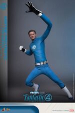 MISTER FANTASTIC & H.E.R.B.I.E. THE FANTASTIC FOUR: FIRST STEPS HOT TOYS 1/6. "Los Cuatro Fantásticos: Primeros Pasos" de Marvel Studios está a la vuelta de la esquina. Esta elegante película retrofuturista de los años 60 no solo presenta emocionantes aventuras de superhéroes, sino que también revela los profundos lazos familiares del equipo al unirse para enfrentar amenazas cósmicas. HERBIE, el fiel compañero robótico, fue diseñado por Reed Richards, también conocido como Mister Fantástico. No solo es un asistente doméstico que brinda apoyo al equipo; también desempeña un papel vital en la familia. HERBIE aporta una entusiasta (a veces exagerada) positividad al grupo. Hoy, Hot Toys se complace en presentar el set coleccionable a escala 1/6 de Mister Fantastic y HERBIE. Este set incluye una figura coleccionable a escala 1/6 de Mister Fantastic y una de HERBIE. La figura coleccionable de Mister Fantastic ofrece cuatro modos de exhibición: un cuerpo totalmente articulado y un cuerpo esculpido con su poder de estiramiento, lo que permite a los coleccionistas intercambiarlas y exhibir sus habilidades únicas de diferentes maneras.