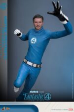 MISTER FANTASTIC & H.E.R.B.I.E. THE FANTASTIC FOUR: FIRST STEPS HOT TOYS 1/6. "Los Cuatro Fantásticos: Primeros Pasos" de Marvel Studios está a la vuelta de la esquina. Esta elegante película retrofuturista de los años 60 no solo presenta emocionantes aventuras de superhéroes, sino que también revela los profundos lazos familiares del equipo al unirse para enfrentar amenazas cósmicas. HERBIE, el fiel compañero robótico, fue diseñado por Reed Richards, también conocido como Mister Fantástico. No solo es un asistente doméstico que brinda apoyo al equipo; también desempeña un papel vital en la familia. HERBIE aporta una entusiasta (a veces exagerada) positividad al grupo. Hoy, Hot Toys se complace en presentar el set coleccionable a escala 1/6 de Mister Fantastic y HERBIE. Este set incluye una figura coleccionable a escala 1/6 de Mister Fantastic y una de HERBIE. La figura coleccionable de Mister Fantastic ofrece cuatro modos de exhibición: un cuerpo totalmente articulado y un cuerpo esculpido con su poder de estiramiento, lo que permite a los coleccionistas intercambiarlas y exhibir sus habilidades únicas de diferentes maneras.