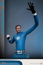 MISTER FANTASTIC & H.E.R.B.I.E. THE FANTASTIC FOUR: FIRST STEPS HOT TOYS 1/6. "Los Cuatro Fantásticos: Primeros Pasos" de Marvel Studios está a la vuelta de la esquina. Esta elegante película retrofuturista de los años 60 no solo presenta emocionantes aventuras de superhéroes, sino que también revela los profundos lazos familiares del equipo al unirse para enfrentar amenazas cósmicas. HERBIE, el fiel compañero robótico, fue diseñado por Reed Richards, también conocido como Mister Fantástico. No solo es un asistente doméstico que brinda apoyo al equipo; también desempeña un papel vital en la familia. HERBIE aporta una entusiasta (a veces exagerada) positividad al grupo. Hoy, Hot Toys se complace en presentar el set coleccionable a escala 1/6 de Mister Fantastic y HERBIE. Este set incluye una figura coleccionable a escala 1/6 de Mister Fantastic y una de HERBIE. La figura coleccionable de Mister Fantastic ofrece cuatro modos de exhibición: un cuerpo totalmente articulado y un cuerpo esculpido con su poder de estiramiento, lo que permite a los coleccionistas intercambiarlas y exhibir sus habilidades únicas de diferentes maneras.