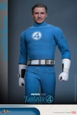 MISTER FANTASTIC & H.E.R.B.I.E. THE FANTASTIC FOUR: FIRST STEPS HOT TOYS 1/6. "Los Cuatro Fantásticos: Primeros Pasos" de Marvel Studios está a la vuelta de la esquina. Esta elegante película retrofuturista de los años 60 no solo presenta emocionantes aventuras de superhéroes, sino que también revela los profundos lazos familiares del equipo al unirse para enfrentar amenazas cósmicas. HERBIE, el fiel compañero robótico, fue diseñado por Reed Richards, también conocido como Mister Fantástico. No solo es un asistente doméstico que brinda apoyo al equipo; también desempeña un papel vital en la familia. HERBIE aporta una entusiasta (a veces exagerada) positividad al grupo. Hoy, Hot Toys se complace en presentar el set coleccionable a escala 1/6 de Mister Fantastic y HERBIE. Este set incluye una figura coleccionable a escala 1/6 de Mister Fantastic y una de HERBIE. La figura coleccionable de Mister Fantastic ofrece cuatro modos de exhibición: un cuerpo totalmente articulado y un cuerpo esculpido con su poder de estiramiento, lo que permite a los coleccionistas intercambiarlas y exhibir sus habilidades únicas de diferentes maneras.