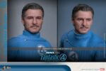 MISTER FANTASTIC & H.E.R.B.I.E. THE FANTASTIC FOUR: FIRST STEPS HOT TOYS 1/6. "Los Cuatro Fantásticos: Primeros Pasos" de Marvel Studios está a la vuelta de la esquina. Esta elegante película retrofuturista de los años 60 no solo presenta emocionantes aventuras de superhéroes, sino que también revela los profundos lazos familiares del equipo al unirse para enfrentar amenazas cósmicas. HERBIE, el fiel compañero robótico, fue diseñado por Reed Richards, también conocido como Mister Fantástico. No solo es un asistente doméstico que brinda apoyo al equipo; también desempeña un papel vital en la familia. HERBIE aporta una entusiasta (a veces exagerada) positividad al grupo. Hoy, Hot Toys se complace en presentar el set coleccionable a escala 1/6 de Mister Fantastic y HERBIE. Este set incluye una figura coleccionable a escala 1/6 de Mister Fantastic y una de HERBIE. La figura coleccionable de Mister Fantastic ofrece cuatro modos de exhibición: un cuerpo totalmente articulado y un cuerpo esculpido con su poder de estiramiento, lo que permite a los coleccionistas intercambiarlas y exhibir sus habilidades únicas de diferentes maneras.