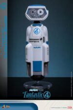 MISTER FANTASTIC & H.E.R.B.I.E. THE FANTASTIC FOUR: FIRST STEPS HOT TOYS 1/6. "Los Cuatro Fantásticos: Primeros Pasos" de Marvel Studios está a la vuelta de la esquina. Esta elegante película retrofuturista de los años 60 no solo presenta emocionantes aventuras de superhéroes, sino que también revela los profundos lazos familiares del equipo al unirse para enfrentar amenazas cósmicas. HERBIE, el fiel compañero robótico, fue diseñado por Reed Richards, también conocido como Mister Fantástico. No solo es un asistente doméstico que brinda apoyo al equipo; también desempeña un papel vital en la familia. HERBIE aporta una entusiasta (a veces exagerada) positividad al grupo. Hoy, Hot Toys se complace en presentar el set coleccionable a escala 1/6 de Mister Fantastic y HERBIE. Este set incluye una figura coleccionable a escala 1/6 de Mister Fantastic y una de HERBIE. La figura coleccionable de Mister Fantastic ofrece cuatro modos de exhibición: un cuerpo totalmente articulado y un cuerpo esculpido con su poder de estiramiento, lo que permite a los coleccionistas intercambiarlas y exhibir sus habilidades únicas de diferentes maneras.