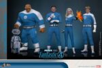 MISTER FANTASTIC & H.E.R.B.I.E. THE FANTASTIC FOUR: FIRST STEPS HOT TOYS 1/6. "Los Cuatro Fantásticos: Primeros Pasos" de Marvel Studios está a la vuelta de la esquina. Esta elegante película retrofuturista de los años 60 no solo presenta emocionantes aventuras de superhéroes, sino que también revela los profundos lazos familiares del equipo al unirse para enfrentar amenazas cósmicas. HERBIE, el fiel compañero robótico, fue diseñado por Reed Richards, también conocido como Mister Fantástico. No solo es un asistente doméstico que brinda apoyo al equipo; también desempeña un papel vital en la familia. HERBIE aporta una entusiasta (a veces exagerada) positividad al grupo. Hoy, Hot Toys se complace en presentar el set coleccionable a escala 1/6 de Mister Fantastic y HERBIE. Este set incluye una figura coleccionable a escala 1/6 de Mister Fantastic y una de HERBIE. La figura coleccionable de Mister Fantastic ofrece cuatro modos de exhibición: un cuerpo totalmente articulado y un cuerpo esculpido con su poder de estiramiento, lo que permite a los coleccionistas intercambiarlas y exhibir sus habilidades únicas de diferentes maneras.