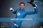MISTER FANTASTIC THE FANTASTIC FOUR: FIRST STEPS HOT TOYS 1/6. Bienvenidos a la familia. Marvel Studios presenta a su Primera Familia en Los Cuatro Fantásticos: Primeros Pasos, un elegante reinicio inspirado en los años 60 que combina el retrofuturismo con emocionantes aventuras de superhéroes. Los Cuatro Fantásticos se unen para enfrentarse a amenazas cósmicas como Galactus y Silver Surfer, equilibrando sus roles de héroes con la fuerza de su vínculo familiar. Reed Richards, también conocido como Mister Fantástico, es la mente brillante, la brújula moral y la figura paterna del equipo. Reed no es solo "el hombre más inteligente del mundo", sino también un esposo devoto y futuro padre, que lidia con la curiosidad científica y la responsabilidad emocional. Con la capacidad de estirarse, deformarse y reformarse prácticamente en cualquier forma, está lejos de ser un héroe típico. El poder de Reed reside en su intelecto, y constantemente sopesa el destino del mundo frente a las necesidades de su familia.