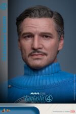 MISTER FANTASTIC THE FANTASTIC FOUR: FIRST STEPS HOT TOYS 1/6. Bienvenidos a la familia. Marvel Studios presenta a su Primera Familia en Los Cuatro Fantásticos: Primeros Pasos, un elegante reinicio inspirado en los años 60 que combina el retrofuturismo con emocionantes aventuras de superhéroes. Los Cuatro Fantásticos se unen para enfrentarse a amenazas cósmicas como Galactus y Silver Surfer, equilibrando sus roles de héroes con la fuerza de su vínculo familiar. Reed Richards, también conocido como Mister Fantástico, es la mente brillante, la brújula moral y la figura paterna del equipo. Reed no es solo "el hombre más inteligente del mundo", sino también un esposo devoto y futuro padre, que lidia con la curiosidad científica y la responsabilidad emocional. Con la capacidad de estirarse, deformarse y reformarse prácticamente en cualquier forma, está lejos de ser un héroe típico. El poder de Reed reside en su intelecto, y constantemente sopesa el destino del mundo frente a las necesidades de su familia.