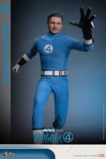 MISTER FANTASTIC THE FANTASTIC FOUR: FIRST STEPS HOT TOYS 1/6. Bienvenidos a la familia. Marvel Studios presenta a su Primera Familia en Los Cuatro Fantásticos: Primeros Pasos, un elegante reinicio inspirado en los años 60 que combina el retrofuturismo con emocionantes aventuras de superhéroes. Los Cuatro Fantásticos se unen para enfrentarse a amenazas cósmicas como Galactus y Silver Surfer, equilibrando sus roles de héroes con la fuerza de su vínculo familiar. Reed Richards, también conocido como Mister Fantástico, es la mente brillante, la brújula moral y la figura paterna del equipo. Reed no es solo "el hombre más inteligente del mundo", sino también un esposo devoto y futuro padre, que lidia con la curiosidad científica y la responsabilidad emocional. Con la capacidad de estirarse, deformarse y reformarse prácticamente en cualquier forma, está lejos de ser un héroe típico. El poder de Reed reside en su intelecto, y constantemente sopesa el destino del mundo frente a las necesidades de su familia.