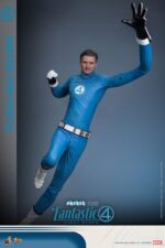 MISTER FANTASTIC THE FANTASTIC FOUR: FIRST STEPS HOT TOYS 1/6. Bienvenidos a la familia. Marvel Studios presenta a su Primera Familia en Los Cuatro Fantásticos: Primeros Pasos, un elegante reinicio inspirado en los años 60 que combina el retrofuturismo con emocionantes aventuras de superhéroes. Los Cuatro Fantásticos se unen para enfrentarse a amenazas cósmicas como Galactus y Silver Surfer, equilibrando sus roles de héroes con la fuerza de su vínculo familiar. Reed Richards, también conocido como Mister Fantástico, es la mente brillante, la brújula moral y la figura paterna del equipo. Reed no es solo "el hombre más inteligente del mundo", sino también un esposo devoto y futuro padre, que lidia con la curiosidad científica y la responsabilidad emocional. Con la capacidad de estirarse, deformarse y reformarse prácticamente en cualquier forma, está lejos de ser un héroe típico. El poder de Reed reside en su intelecto, y constantemente sopesa el destino del mundo frente a las necesidades de su familia.