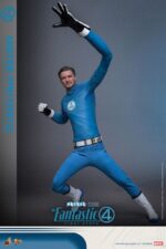 MISTER FANTASTIC THE FANTASTIC FOUR: FIRST STEPS HOT TOYS 1/6. Bienvenidos a la familia. Marvel Studios presenta a su Primera Familia en Los Cuatro Fantásticos: Primeros Pasos, un elegante reinicio inspirado en los años 60 que combina el retrofuturismo con emocionantes aventuras de superhéroes. Los Cuatro Fantásticos se unen para enfrentarse a amenazas cósmicas como Galactus y Silver Surfer, equilibrando sus roles de héroes con la fuerza de su vínculo familiar. Reed Richards, también conocido como Mister Fantástico, es la mente brillante, la brújula moral y la figura paterna del equipo. Reed no es solo "el hombre más inteligente del mundo", sino también un esposo devoto y futuro padre, que lidia con la curiosidad científica y la responsabilidad emocional. Con la capacidad de estirarse, deformarse y reformarse prácticamente en cualquier forma, está lejos de ser un héroe típico. El poder de Reed reside en su intelecto, y constantemente sopesa el destino del mundo frente a las necesidades de su familia.