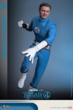 MISTER FANTASTIC THE FANTASTIC FOUR: FIRST STEPS HOT TOYS 1/6. Bienvenidos a la familia. Marvel Studios presenta a su Primera Familia en Los Cuatro Fantásticos: Primeros Pasos, un elegante reinicio inspirado en los años 60 que combina el retrofuturismo con emocionantes aventuras de superhéroes. Los Cuatro Fantásticos se unen para enfrentarse a amenazas cósmicas como Galactus y Silver Surfer, equilibrando sus roles de héroes con la fuerza de su vínculo familiar. Reed Richards, también conocido como Mister Fantástico, es la mente brillante, la brújula moral y la figura paterna del equipo. Reed no es solo "el hombre más inteligente del mundo", sino también un esposo devoto y futuro padre, que lidia con la curiosidad científica y la responsabilidad emocional. Con la capacidad de estirarse, deformarse y reformarse prácticamente en cualquier forma, está lejos de ser un héroe típico. El poder de Reed reside en su intelecto, y constantemente sopesa el destino del mundo frente a las necesidades de su familia.