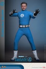 MISTER FANTASTIC THE FANTASTIC FOUR: FIRST STEPS HOT TOYS 1/6. Bienvenidos a la familia. Marvel Studios presenta a su Primera Familia en Los Cuatro Fantásticos: Primeros Pasos, un elegante reinicio inspirado en los años 60 que combina el retrofuturismo con emocionantes aventuras de superhéroes. Los Cuatro Fantásticos se unen para enfrentarse a amenazas cósmicas como Galactus y Silver Surfer, equilibrando sus roles de héroes con la fuerza de su vínculo familiar. Reed Richards, también conocido como Mister Fantástico, es la mente brillante, la brújula moral y la figura paterna del equipo. Reed no es solo "el hombre más inteligente del mundo", sino también un esposo devoto y futuro padre, que lidia con la curiosidad científica y la responsabilidad emocional. Con la capacidad de estirarse, deformarse y reformarse prácticamente en cualquier forma, está lejos de ser un héroe típico. El poder de Reed reside en su intelecto, y constantemente sopesa el destino del mundo frente a las necesidades de su familia.
