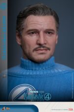 MISTER FANTASTIC THE FANTASTIC FOUR: FIRST STEPS HOT TOYS 1/6. Bienvenidos a la familia. Marvel Studios presenta a su Primera Familia en Los Cuatro Fantásticos: Primeros Pasos, un elegante reinicio inspirado en los años 60 que combina el retrofuturismo con emocionantes aventuras de superhéroes. Los Cuatro Fantásticos se unen para enfrentarse a amenazas cósmicas como Galactus y Silver Surfer, equilibrando sus roles de héroes con la fuerza de su vínculo familiar. Reed Richards, también conocido como Mister Fantástico, es la mente brillante, la brújula moral y la figura paterna del equipo. Reed no es solo "el hombre más inteligente del mundo", sino también un esposo devoto y futuro padre, que lidia con la curiosidad científica y la responsabilidad emocional. Con la capacidad de estirarse, deformarse y reformarse prácticamente en cualquier forma, está lejos de ser un héroe típico. El poder de Reed reside en su intelecto, y constantemente sopesa el destino del mundo frente a las necesidades de su familia.
