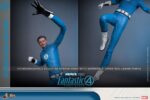 MISTER FANTASTIC THE FANTASTIC FOUR: FIRST STEPS HOT TOYS 1/6. Bienvenidos a la familia. Marvel Studios presenta a su Primera Familia en Los Cuatro Fantásticos: Primeros Pasos, un elegante reinicio inspirado en los años 60 que combina el retrofuturismo con emocionantes aventuras de superhéroes. Los Cuatro Fantásticos se unen para enfrentarse a amenazas cósmicas como Galactus y Silver Surfer, equilibrando sus roles de héroes con la fuerza de su vínculo familiar. Reed Richards, también conocido como Mister Fantástico, es la mente brillante, la brújula moral y la figura paterna del equipo. Reed no es solo "el hombre más inteligente del mundo", sino también un esposo devoto y futuro padre, que lidia con la curiosidad científica y la responsabilidad emocional. Con la capacidad de estirarse, deformarse y reformarse prácticamente en cualquier forma, está lejos de ser un héroe típico. El poder de Reed reside en su intelecto, y constantemente sopesa el destino del mundo frente a las necesidades de su familia.