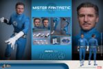 MISTER FANTASTIC THE FANTASTIC FOUR: FIRST STEPS HOT TOYS 1/6. Bienvenidos a la familia. Marvel Studios presenta a su Primera Familia en Los Cuatro Fantásticos: Primeros Pasos, un elegante reinicio inspirado en los años 60 que combina el retrofuturismo con emocionantes aventuras de superhéroes. Los Cuatro Fantásticos se unen para enfrentarse a amenazas cósmicas como Galactus y Silver Surfer, equilibrando sus roles de héroes con la fuerza de su vínculo familiar. Reed Richards, también conocido como Mister Fantástico, es la mente brillante, la brújula moral y la figura paterna del equipo. Reed no es solo "el hombre más inteligente del mundo", sino también un esposo devoto y futuro padre, que lidia con la curiosidad científica y la responsabilidad emocional. Con la capacidad de estirarse, deformarse y reformarse prácticamente en cualquier forma, está lejos de ser un héroe típico. El poder de Reed reside en su intelecto, y constantemente sopesa el destino del mundo frente a las necesidades de su familia.