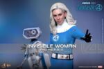 INVISIBLE WOMAN & H.E.R.B.I.E. THE FANTASTIC FOUR: FIRST STEPS HOT TOYS 1/6 . "Los Cuatro Fantásticos: Primeros Pasos" de Marvel Studios se estrenará próximamente. Esta elegante película retrofuturista de los años 60 no solo presenta emocionantes aventuras de superhéroes, sino que también revela los profundos lazos familiares del equipo al unirse para enfrentar amenazas cósmicas. El fiel compañero robótico, HERBIE, comparte una conexión especial con la familia. Este ingenioso pequeño ayuda en casa y ayuda a la Mujer Invisible a cuidar a sus hijos. Es un asistente importante y un buen amigo para la familia, aportando un gran optimismo al grupo. Hoy, Hot Toys se complace en presentar el set coleccionable a escala 1/6 de la Mujer Invisible y HERBIE. Este set incluye una figura coleccionable a escala 1/6 de la Mujer Invisible y una figura coleccionable a escala 1/6 de HERBIE. La figura de la Mujer Invisible presenta una cabeza de nuevo desarrollo con ojos giratorios y un cabello rubio hielo meticulosamente esculpido que refleja el parecido de Vanessa Kirby. Viste su uniforme retrofuturista de los Cuatro Fantásticos, con cinturón y botas a juego.