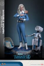 INVISIBLE WOMAN & H.E.R.B.I.E. THE FANTASTIC FOUR: FIRST STEPS HOT TOYS 1/6 . "Los Cuatro Fantásticos: Primeros Pasos" de Marvel Studios se estrenará próximamente. Esta elegante película retrofuturista de los años 60 no solo presenta emocionantes aventuras de superhéroes, sino que también revela los profundos lazos familiares del equipo al unirse para enfrentar amenazas cósmicas. El fiel compañero robótico, HERBIE, comparte una conexión especial con la familia. Este ingenioso pequeño ayuda en casa y ayuda a la Mujer Invisible a cuidar a sus hijos. Es un asistente importante y un buen amigo para la familia, aportando un gran optimismo al grupo. Hoy, Hot Toys se complace en presentar el set coleccionable a escala 1/6 de la Mujer Invisible y HERBIE. Este set incluye una figura coleccionable a escala 1/6 de la Mujer Invisible y una figura coleccionable a escala 1/6 de HERBIE. La figura de la Mujer Invisible presenta una cabeza de nuevo desarrollo con ojos giratorios y un cabello rubio hielo meticulosamente esculpido que refleja el parecido de Vanessa Kirby. Viste su uniforme retrofuturista de los Cuatro Fantásticos, con cinturón y botas a juego.