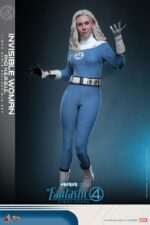 INVISIBLE WOMAN & H.E.R.B.I.E. THE FANTASTIC FOUR: FIRST STEPS HOT TOYS 1/6 . "Los Cuatro Fantásticos: Primeros Pasos" de Marvel Studios se estrenará próximamente. Esta elegante película retrofuturista de los años 60 no solo presenta emocionantes aventuras de superhéroes, sino que también revela los profundos lazos familiares del equipo al unirse para enfrentar amenazas cósmicas. El fiel compañero robótico, HERBIE, comparte una conexión especial con la familia. Este ingenioso pequeño ayuda en casa y ayuda a la Mujer Invisible a cuidar a sus hijos. Es un asistente importante y un buen amigo para la familia, aportando un gran optimismo al grupo. Hoy, Hot Toys se complace en presentar el set coleccionable a escala 1/6 de la Mujer Invisible y HERBIE. Este set incluye una figura coleccionable a escala 1/6 de la Mujer Invisible y una figura coleccionable a escala 1/6 de HERBIE. La figura de la Mujer Invisible presenta una cabeza de nuevo desarrollo con ojos giratorios y un cabello rubio hielo meticulosamente esculpido que refleja el parecido de Vanessa Kirby. Viste su uniforme retrofuturista de los Cuatro Fantásticos, con cinturón y botas a juego.