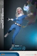 INVISIBLE WOMAN & H.E.R.B.I.E. THE FANTASTIC FOUR: FIRST STEPS HOT TOYS 1/6 . "Los Cuatro Fantásticos: Primeros Pasos" de Marvel Studios se estrenará próximamente. Esta elegante película retrofuturista de los años 60 no solo presenta emocionantes aventuras de superhéroes, sino que también revela los profundos lazos familiares del equipo al unirse para enfrentar amenazas cósmicas. El fiel compañero robótico, HERBIE, comparte una conexión especial con la familia. Este ingenioso pequeño ayuda en casa y ayuda a la Mujer Invisible a cuidar a sus hijos. Es un asistente importante y un buen amigo para la familia, aportando un gran optimismo al grupo. Hoy, Hot Toys se complace en presentar el set coleccionable a escala 1/6 de la Mujer Invisible y HERBIE. Este set incluye una figura coleccionable a escala 1/6 de la Mujer Invisible y una figura coleccionable a escala 1/6 de HERBIE. La figura de la Mujer Invisible presenta una cabeza de nuevo desarrollo con ojos giratorios y un cabello rubio hielo meticulosamente esculpido que refleja el parecido de Vanessa Kirby. Viste su uniforme retrofuturista de los Cuatro Fantásticos, con cinturón y botas a juego.