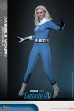 INVISIBLE WOMAN & H.E.R.B.I.E. THE FANTASTIC FOUR: FIRST STEPS HOT TOYS 1/6 . "Los Cuatro Fantásticos: Primeros Pasos" de Marvel Studios se estrenará próximamente. Esta elegante película retrofuturista de los años 60 no solo presenta emocionantes aventuras de superhéroes, sino que también revela los profundos lazos familiares del equipo al unirse para enfrentar amenazas cósmicas. El fiel compañero robótico, HERBIE, comparte una conexión especial con la familia. Este ingenioso pequeño ayuda en casa y ayuda a la Mujer Invisible a cuidar a sus hijos. Es un asistente importante y un buen amigo para la familia, aportando un gran optimismo al grupo. Hoy, Hot Toys se complace en presentar el set coleccionable a escala 1/6 de la Mujer Invisible y HERBIE. Este set incluye una figura coleccionable a escala 1/6 de la Mujer Invisible y una figura coleccionable a escala 1/6 de HERBIE. La figura de la Mujer Invisible presenta una cabeza de nuevo desarrollo con ojos giratorios y un cabello rubio hielo meticulosamente esculpido que refleja el parecido de Vanessa Kirby. Viste su uniforme retrofuturista de los Cuatro Fantásticos, con cinturón y botas a juego.