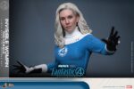 INVISIBLE WOMAN & H.E.R.B.I.E. THE FANTASTIC FOUR: FIRST STEPS HOT TOYS 1/6 . "Los Cuatro Fantásticos: Primeros Pasos" de Marvel Studios se estrenará próximamente. Esta elegante película retrofuturista de los años 60 no solo presenta emocionantes aventuras de superhéroes, sino que también revela los profundos lazos familiares del equipo al unirse para enfrentar amenazas cósmicas. El fiel compañero robótico, HERBIE, comparte una conexión especial con la familia. Este ingenioso pequeño ayuda en casa y ayuda a la Mujer Invisible a cuidar a sus hijos. Es un asistente importante y un buen amigo para la familia, aportando un gran optimismo al grupo. Hoy, Hot Toys se complace en presentar el set coleccionable a escala 1/6 de la Mujer Invisible y HERBIE. Este set incluye una figura coleccionable a escala 1/6 de la Mujer Invisible y una figura coleccionable a escala 1/6 de HERBIE. La figura de la Mujer Invisible presenta una cabeza de nuevo desarrollo con ojos giratorios y un cabello rubio hielo meticulosamente esculpido que refleja el parecido de Vanessa Kirby. Viste su uniforme retrofuturista de los Cuatro Fantásticos, con cinturón y botas a juego.