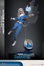 INVISIBLE WOMAN & H.E.R.B.I.E. THE FANTASTIC FOUR: FIRST STEPS HOT TOYS 1/6 . "Los Cuatro Fantásticos: Primeros Pasos" de Marvel Studios se estrenará próximamente. Esta elegante película retrofuturista de los años 60 no solo presenta emocionantes aventuras de superhéroes, sino que también revela los profundos lazos familiares del equipo al unirse para enfrentar amenazas cósmicas. El fiel compañero robótico, HERBIE, comparte una conexión especial con la familia. Este ingenioso pequeño ayuda en casa y ayuda a la Mujer Invisible a cuidar a sus hijos. Es un asistente importante y un buen amigo para la familia, aportando un gran optimismo al grupo. Hoy, Hot Toys se complace en presentar el set coleccionable a escala 1/6 de la Mujer Invisible y HERBIE. Este set incluye una figura coleccionable a escala 1/6 de la Mujer Invisible y una figura coleccionable a escala 1/6 de HERBIE. La figura de la Mujer Invisible presenta una cabeza de nuevo desarrollo con ojos giratorios y un cabello rubio hielo meticulosamente esculpido que refleja el parecido de Vanessa Kirby. Viste su uniforme retrofuturista de los Cuatro Fantásticos, con cinturón y botas a juego.