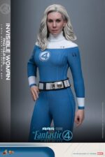 INVISIBLE WOMAN & H.E.R.B.I.E. THE FANTASTIC FOUR: FIRST STEPS HOT TOYS 1/6 . "Los Cuatro Fantásticos: Primeros Pasos" de Marvel Studios se estrenará próximamente. Esta elegante película retrofuturista de los años 60 no solo presenta emocionantes aventuras de superhéroes, sino que también revela los profundos lazos familiares del equipo al unirse para enfrentar amenazas cósmicas. El fiel compañero robótico, HERBIE, comparte una conexión especial con la familia. Este ingenioso pequeño ayuda en casa y ayuda a la Mujer Invisible a cuidar a sus hijos. Es un asistente importante y un buen amigo para la familia, aportando un gran optimismo al grupo. Hoy, Hot Toys se complace en presentar el set coleccionable a escala 1/6 de la Mujer Invisible y HERBIE. Este set incluye una figura coleccionable a escala 1/6 de la Mujer Invisible y una figura coleccionable a escala 1/6 de HERBIE. La figura de la Mujer Invisible presenta una cabeza de nuevo desarrollo con ojos giratorios y un cabello rubio hielo meticulosamente esculpido que refleja el parecido de Vanessa Kirby. Viste su uniforme retrofuturista de los Cuatro Fantásticos, con cinturón y botas a juego.