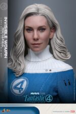 INVISIBLE WOMAN & H.E.R.B.I.E. THE FANTASTIC FOUR: FIRST STEPS HOT TOYS 1/6 . "Los Cuatro Fantásticos: Primeros Pasos" de Marvel Studios se estrenará próximamente. Esta elegante película retrofuturista de los años 60 no solo presenta emocionantes aventuras de superhéroes, sino que también revela los profundos lazos familiares del equipo al unirse para enfrentar amenazas cósmicas. El fiel compañero robótico, HERBIE, comparte una conexión especial con la familia. Este ingenioso pequeño ayuda en casa y ayuda a la Mujer Invisible a cuidar a sus hijos. Es un asistente importante y un buen amigo para la familia, aportando un gran optimismo al grupo. Hoy, Hot Toys se complace en presentar el set coleccionable a escala 1/6 de la Mujer Invisible y HERBIE. Este set incluye una figura coleccionable a escala 1/6 de la Mujer Invisible y una figura coleccionable a escala 1/6 de HERBIE. La figura de la Mujer Invisible presenta una cabeza de nuevo desarrollo con ojos giratorios y un cabello rubio hielo meticulosamente esculpido que refleja el parecido de Vanessa Kirby. Viste su uniforme retrofuturista de los Cuatro Fantásticos, con cinturón y botas a juego.