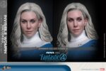 INVISIBLE WOMAN & H.E.R.B.I.E. THE FANTASTIC FOUR: FIRST STEPS HOT TOYS 1/6 . "Los Cuatro Fantásticos: Primeros Pasos" de Marvel Studios se estrenará próximamente. Esta elegante película retrofuturista de los años 60 no solo presenta emocionantes aventuras de superhéroes, sino que también revela los profundos lazos familiares del equipo al unirse para enfrentar amenazas cósmicas. El fiel compañero robótico, HERBIE, comparte una conexión especial con la familia. Este ingenioso pequeño ayuda en casa y ayuda a la Mujer Invisible a cuidar a sus hijos. Es un asistente importante y un buen amigo para la familia, aportando un gran optimismo al grupo. Hoy, Hot Toys se complace en presentar el set coleccionable a escala 1/6 de la Mujer Invisible y HERBIE. Este set incluye una figura coleccionable a escala 1/6 de la Mujer Invisible y una figura coleccionable a escala 1/6 de HERBIE. La figura de la Mujer Invisible presenta una cabeza de nuevo desarrollo con ojos giratorios y un cabello rubio hielo meticulosamente esculpido que refleja el parecido de Vanessa Kirby. Viste su uniforme retrofuturista de los Cuatro Fantásticos, con cinturón y botas a juego.