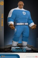 THE THING THE FANTASTIC FOUR: FIRST STEPS HOT TOYS. Bienvenidos a la familia. Marvel Studios presenta a su Primera Familia en Los Cuatro Fantásticos: Primeros Pasos, un elegante reinicio inspirado en los años 60 que combina el retrofuturismo con emocionantes aventuras de superhéroes. Mientras se enfrentan a amenazas cósmicas como Galactus y Silver Surfer, el equipo equilibra sus roles de héroes con la fuerza de su vínculo familiar. Entre ellos, Ben Grimm, también conocido como La Mole, cobra vida gracias a Ebon Moss-Bachrach, cuya interpretación enfatiza no solo la inmensa fuerza del héroe, sino también su profundo lado humano. La transformación de Ben en el poderoso personaje de piel pétrea, a la vez que conserva su lealtad, su corazón y su sentido del humor, lo mantiene como el héroe "de ojos azules y siempre cariñoso" favorito de Marvel.