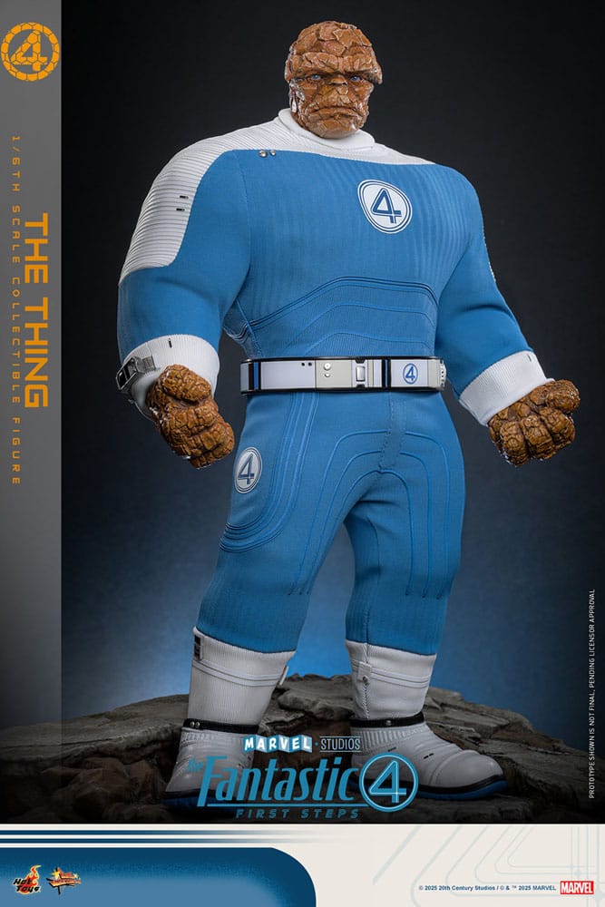 The thing the fantastic four: first steps hot toys. Bienvenidos a la familia. Marvel studios presenta a su primera familia en los cuatro fantásticos: primeros pasos, un elegante reinicio inspirado en los años 60 que combina el retrofuturismo con emocionantes aventuras de superhéroes. Mientras se enfrentan a amenazas cósmicas como galactus y silver surfer, el equipo equilibra sus roles de héroes con la fuerza de su vínculo familiar. Entre ellos, ben grimm, también conocido como la mole, cobra vida gracias a ebon moss-bachrach, cuya interpretación enfatiza no solo la inmensa fuerza del héroe, sino también su profundo lado humano. La transformación de ben en el poderoso personaje de piel pétrea, a la vez que conserva su lealtad, su corazón y su sentido del humor, lo mantiene como el héroe "de ojos azules y siempre cariñoso" favorito de marvel.