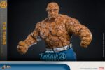 THE THING THE FANTASTIC FOUR: FIRST STEPS HOT TOYS. Bienvenidos a la familia. Marvel Studios presenta a su Primera Familia en Los Cuatro Fantásticos: Primeros Pasos, un elegante reinicio inspirado en los años 60 que combina el retrofuturismo con emocionantes aventuras de superhéroes. Mientras se enfrentan a amenazas cósmicas como Galactus y Silver Surfer, el equipo equilibra sus roles de héroes con la fuerza de su vínculo familiar. Entre ellos, Ben Grimm, también conocido como La Mole, cobra vida gracias a Ebon Moss-Bachrach, cuya interpretación enfatiza no solo la inmensa fuerza del héroe, sino también su profundo lado humano. La transformación de Ben en el poderoso personaje de piel pétrea, a la vez que conserva su lealtad, su corazón y su sentido del humor, lo mantiene como el héroe "de ojos azules y siempre cariñoso" favorito de Marvel.