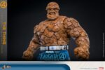 THE THING THE FANTASTIC FOUR: FIRST STEPS HOT TOYS. Bienvenidos a la familia. Marvel Studios presenta a su Primera Familia en Los Cuatro Fantásticos: Primeros Pasos, un elegante reinicio inspirado en los años 60 que combina el retrofuturismo con emocionantes aventuras de superhéroes. Mientras se enfrentan a amenazas cósmicas como Galactus y Silver Surfer, el equipo equilibra sus roles de héroes con la fuerza de su vínculo familiar. Entre ellos, Ben Grimm, también conocido como La Mole, cobra vida gracias a Ebon Moss-Bachrach, cuya interpretación enfatiza no solo la inmensa fuerza del héroe, sino también su profundo lado humano. La transformación de Ben en el poderoso personaje de piel pétrea, a la vez que conserva su lealtad, su corazón y su sentido del humor, lo mantiene como el héroe "de ojos azules y siempre cariñoso" favorito de Marvel.