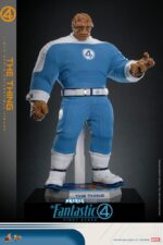 THE THING THE FANTASTIC FOUR: FIRST STEPS HOT TOYS. Bienvenidos a la familia. Marvel Studios presenta a su Primera Familia en Los Cuatro Fantásticos: Primeros Pasos, un elegante reinicio inspirado en los años 60 que combina el retrofuturismo con emocionantes aventuras de superhéroes. Mientras se enfrentan a amenazas cósmicas como Galactus y Silver Surfer, el equipo equilibra sus roles de héroes con la fuerza de su vínculo familiar. Entre ellos, Ben Grimm, también conocido como La Mole, cobra vida gracias a Ebon Moss-Bachrach, cuya interpretación enfatiza no solo la inmensa fuerza del héroe, sino también su profundo lado humano. La transformación de Ben en el poderoso personaje de piel pétrea, a la vez que conserva su lealtad, su corazón y su sentido del humor, lo mantiene como el héroe "de ojos azules y siempre cariñoso" favorito de Marvel.