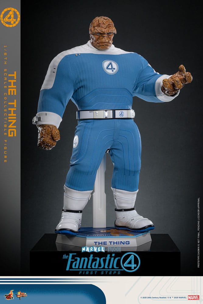 The thing the fantastic four: first steps hot toys. Bienvenidos a la familia. Marvel studios presenta a su primera familia en los cuatro fantásticos: primeros pasos, un elegante reinicio inspirado en los años 60 que combina el retrofuturismo con emocionantes aventuras de superhéroes. Mientras se enfrentan a amenazas cósmicas como galactus y silver surfer, el equipo equilibra sus roles de héroes con la fuerza de su vínculo familiar. Entre ellos, ben grimm, también conocido como la mole, cobra vida gracias a ebon moss-bachrach, cuya interpretación enfatiza no solo la inmensa fuerza del héroe, sino también su profundo lado humano. La transformación de ben en el poderoso personaje de piel pétrea, a la vez que conserva su lealtad, su corazón y su sentido del humor, lo mantiene como el héroe "de ojos azules y siempre cariñoso" favorito de marvel.