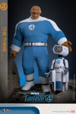 THE THING THE FANTASTIC FOUR: FIRST STEPS HOT TOYS. Bienvenidos a la familia. Marvel Studios presenta a su Primera Familia en Los Cuatro Fantásticos: Primeros Pasos, un elegante reinicio inspirado en los años 60 que combina el retrofuturismo con emocionantes aventuras de superhéroes. Mientras se enfrentan a amenazas cósmicas como Galactus y Silver Surfer, el equipo equilibra sus roles de héroes con la fuerza de su vínculo familiar. Entre ellos, Ben Grimm, también conocido como La Mole, cobra vida gracias a Ebon Moss-Bachrach, cuya interpretación enfatiza no solo la inmensa fuerza del héroe, sino también su profundo lado humano. La transformación de Ben en el poderoso personaje de piel pétrea, a la vez que conserva su lealtad, su corazón y su sentido del humor, lo mantiene como el héroe "de ojos azules y siempre cariñoso" favorito de Marvel.