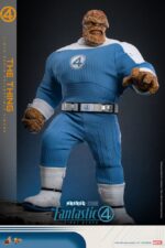 THE THING THE FANTASTIC FOUR: FIRST STEPS HOT TOYS. Bienvenidos a la familia. Marvel Studios presenta a su Primera Familia en Los Cuatro Fantásticos: Primeros Pasos, un elegante reinicio inspirado en los años 60 que combina el retrofuturismo con emocionantes aventuras de superhéroes. Mientras se enfrentan a amenazas cósmicas como Galactus y Silver Surfer, el equipo equilibra sus roles de héroes con la fuerza de su vínculo familiar. Entre ellos, Ben Grimm, también conocido como La Mole, cobra vida gracias a Ebon Moss-Bachrach, cuya interpretación enfatiza no solo la inmensa fuerza del héroe, sino también su profundo lado humano. La transformación de Ben en el poderoso personaje de piel pétrea, a la vez que conserva su lealtad, su corazón y su sentido del humor, lo mantiene como el héroe "de ojos azules y siempre cariñoso" favorito de Marvel.