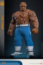 THE THING THE FANTASTIC FOUR: FIRST STEPS HOT TOYS. Bienvenidos a la familia. Marvel Studios presenta a su Primera Familia en Los Cuatro Fantásticos: Primeros Pasos, un elegante reinicio inspirado en los años 60 que combina el retrofuturismo con emocionantes aventuras de superhéroes. Mientras se enfrentan a amenazas cósmicas como Galactus y Silver Surfer, el equipo equilibra sus roles de héroes con la fuerza de su vínculo familiar. Entre ellos, Ben Grimm, también conocido como La Mole, cobra vida gracias a Ebon Moss-Bachrach, cuya interpretación enfatiza no solo la inmensa fuerza del héroe, sino también su profundo lado humano. La transformación de Ben en el poderoso personaje de piel pétrea, a la vez que conserva su lealtad, su corazón y su sentido del humor, lo mantiene como el héroe "de ojos azules y siempre cariñoso" favorito de Marvel.