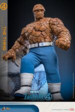 THE THING THE FANTASTIC FOUR: FIRST STEPS HOT TOYS. Bienvenidos a la familia. Marvel Studios presenta a su Primera Familia en Los Cuatro Fantásticos: Primeros Pasos, un elegante reinicio inspirado en los años 60 que combina el retrofuturismo con emocionantes aventuras de superhéroes. Mientras se enfrentan a amenazas cósmicas como Galactus y Silver Surfer, el equipo equilibra sus roles de héroes con la fuerza de su vínculo familiar. Entre ellos, Ben Grimm, también conocido como La Mole, cobra vida gracias a Ebon Moss-Bachrach, cuya interpretación enfatiza no solo la inmensa fuerza del héroe, sino también su profundo lado humano. La transformación de Ben en el poderoso personaje de piel pétrea, a la vez que conserva su lealtad, su corazón y su sentido del humor, lo mantiene como el héroe "de ojos azules y siempre cariñoso" favorito de Marvel.