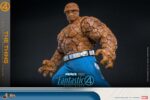 THE THING THE FANTASTIC FOUR: FIRST STEPS HOT TOYS. Bienvenidos a la familia. Marvel Studios presenta a su Primera Familia en Los Cuatro Fantásticos: Primeros Pasos, un elegante reinicio inspirado en los años 60 que combina el retrofuturismo con emocionantes aventuras de superhéroes. Mientras se enfrentan a amenazas cósmicas como Galactus y Silver Surfer, el equipo equilibra sus roles de héroes con la fuerza de su vínculo familiar. Entre ellos, Ben Grimm, también conocido como La Mole, cobra vida gracias a Ebon Moss-Bachrach, cuya interpretación enfatiza no solo la inmensa fuerza del héroe, sino también su profundo lado humano. La transformación de Ben en el poderoso personaje de piel pétrea, a la vez que conserva su lealtad, su corazón y su sentido del humor, lo mantiene como el héroe "de ojos azules y siempre cariñoso" favorito de Marvel.