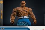 THE THING THE FANTASTIC FOUR: FIRST STEPS HOT TOYS. Bienvenidos a la familia. Marvel Studios presenta a su Primera Familia en Los Cuatro Fantásticos: Primeros Pasos, un elegante reinicio inspirado en los años 60 que combina el retrofuturismo con emocionantes aventuras de superhéroes. Mientras se enfrentan a amenazas cósmicas como Galactus y Silver Surfer, el equipo equilibra sus roles de héroes con la fuerza de su vínculo familiar. Entre ellos, Ben Grimm, también conocido como La Mole, cobra vida gracias a Ebon Moss-Bachrach, cuya interpretación enfatiza no solo la inmensa fuerza del héroe, sino también su profundo lado humano. La transformación de Ben en el poderoso personaje de piel pétrea, a la vez que conserva su lealtad, su corazón y su sentido del humor, lo mantiene como el héroe "de ojos azules y siempre cariñoso" favorito de Marvel.