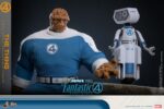 THE THING THE FANTASTIC FOUR: FIRST STEPS HOT TOYS. Bienvenidos a la familia. Marvel Studios presenta a su Primera Familia en Los Cuatro Fantásticos: Primeros Pasos, un elegante reinicio inspirado en los años 60 que combina el retrofuturismo con emocionantes aventuras de superhéroes. Mientras se enfrentan a amenazas cósmicas como Galactus y Silver Surfer, el equipo equilibra sus roles de héroes con la fuerza de su vínculo familiar. Entre ellos, Ben Grimm, también conocido como La Mole, cobra vida gracias a Ebon Moss-Bachrach, cuya interpretación enfatiza no solo la inmensa fuerza del héroe, sino también su profundo lado humano. La transformación de Ben en el poderoso personaje de piel pétrea, a la vez que conserva su lealtad, su corazón y su sentido del humor, lo mantiene como el héroe "de ojos azules y siempre cariñoso" favorito de Marvel.