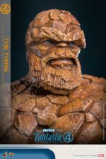 THE THING THE FANTASTIC FOUR: FIRST STEPS HOT TOYS. Bienvenidos a la familia. Marvel Studios presenta a su Primera Familia en Los Cuatro Fantásticos: Primeros Pasos, un elegante reinicio inspirado en los años 60 que combina el retrofuturismo con emocionantes aventuras de superhéroes. Mientras se enfrentan a amenazas cósmicas como Galactus y Silver Surfer, el equipo equilibra sus roles de héroes con la fuerza de su vínculo familiar. Entre ellos, Ben Grimm, también conocido como La Mole, cobra vida gracias a Ebon Moss-Bachrach, cuya interpretación enfatiza no solo la inmensa fuerza del héroe, sino también su profundo lado humano. La transformación de Ben en el poderoso personaje de piel pétrea, a la vez que conserva su lealtad, su corazón y su sentido del humor, lo mantiene como el héroe "de ojos azules y siempre cariñoso" favorito de Marvel.